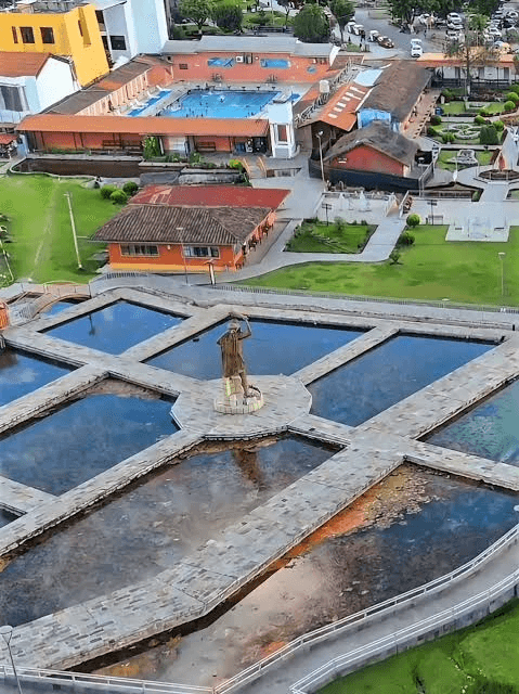 Vista aérea de las pozas termales de Baños del Inca